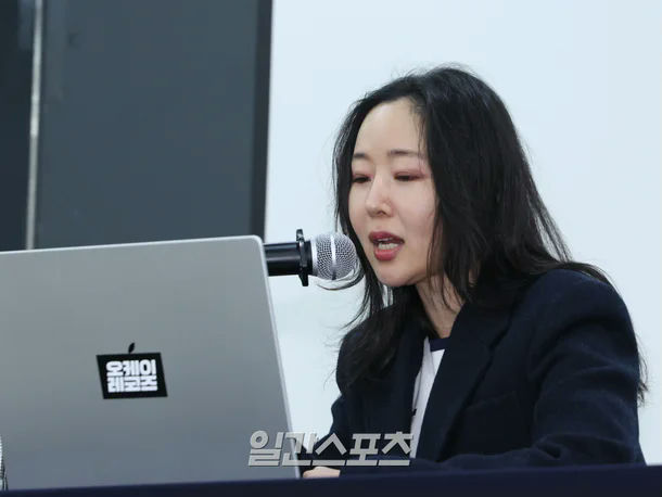 people-Kim Sae-ron-A-speaking into a microphone-B-sitting at a table with a laptop-C-Korean text on laptop screen