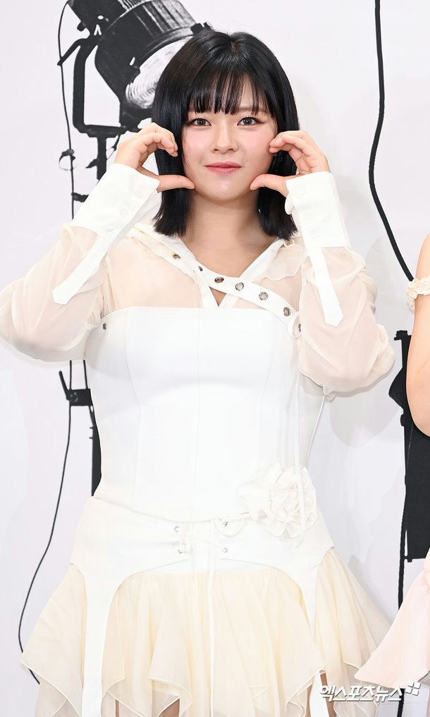 people-Jeongyeon (TWICE)-Korean idol-A-White outfit-B-Shoulder heart gesture-C-Short black hair