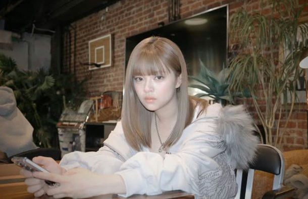 people-Kwon Eun-bi-Korean singer-A-blonde hair-A-fur-trimmed jacket-B-holding smartphone-C