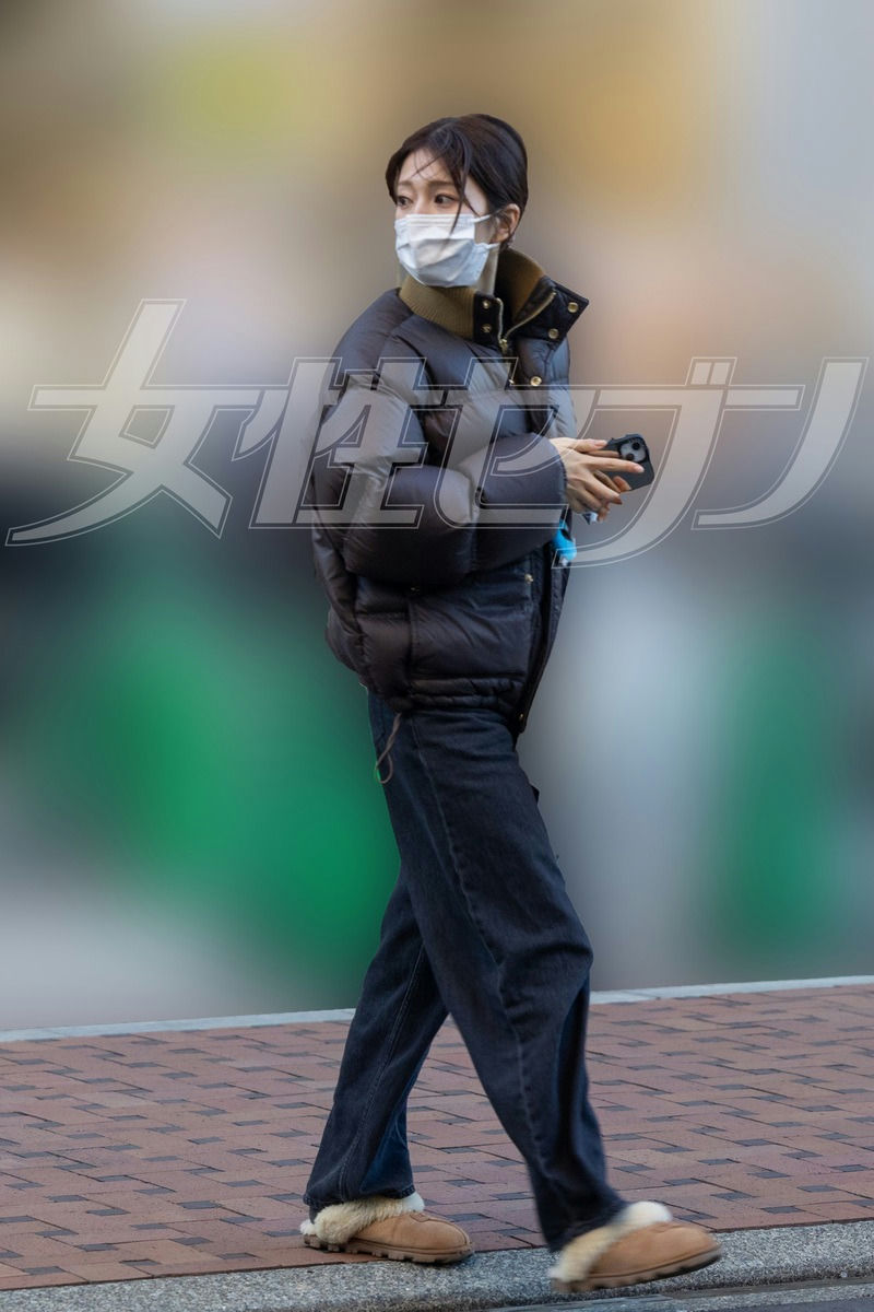 people-Minami Hamabe-walking outdoors-A-wearing face mask-B-wearing puffer jacket-C-wearing shearling lined slippers