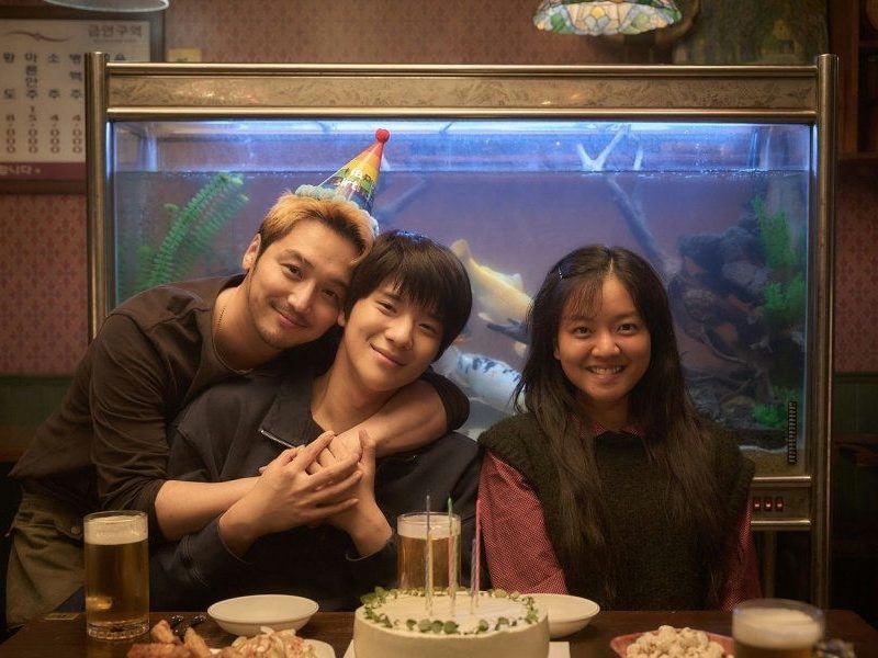 people-Im Si-wan-Park In-hwan-Kang Ki-young-Birthday celebration-Aquarium-Smiling