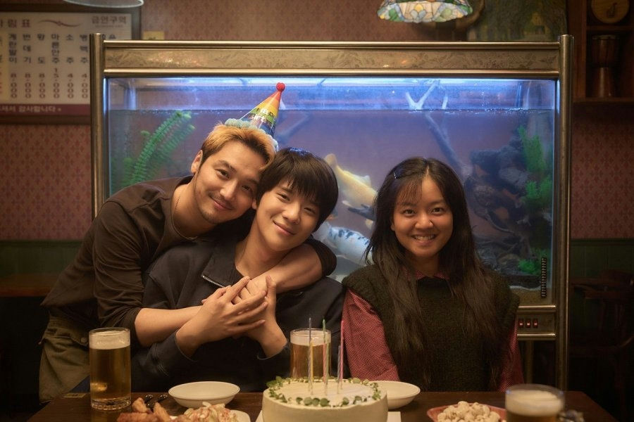 people-Im Si-wan-Park In-hwan-Kang Ki-young-Birthday celebration-Aquarium-Smiling