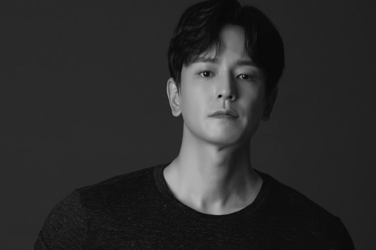 people-South Korean actor-Choi Jin-hyuk-black and white-studio portrait-dark background-crew neck shirt