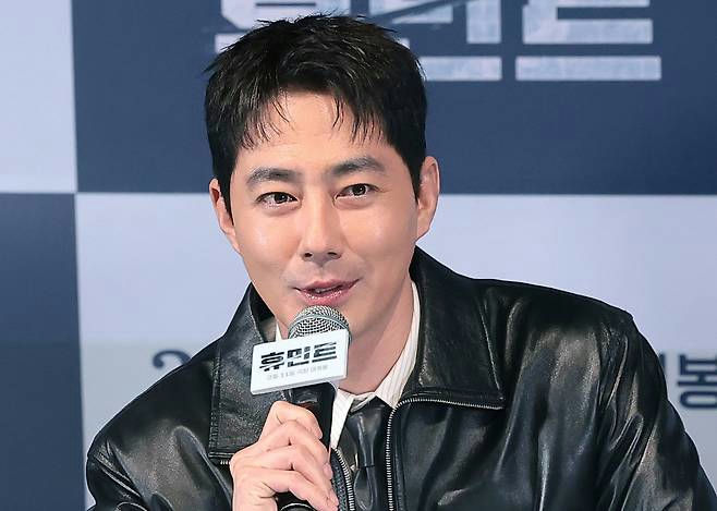 people-Lee Byung-hun-speaking into microphone-leather jacket-press conference