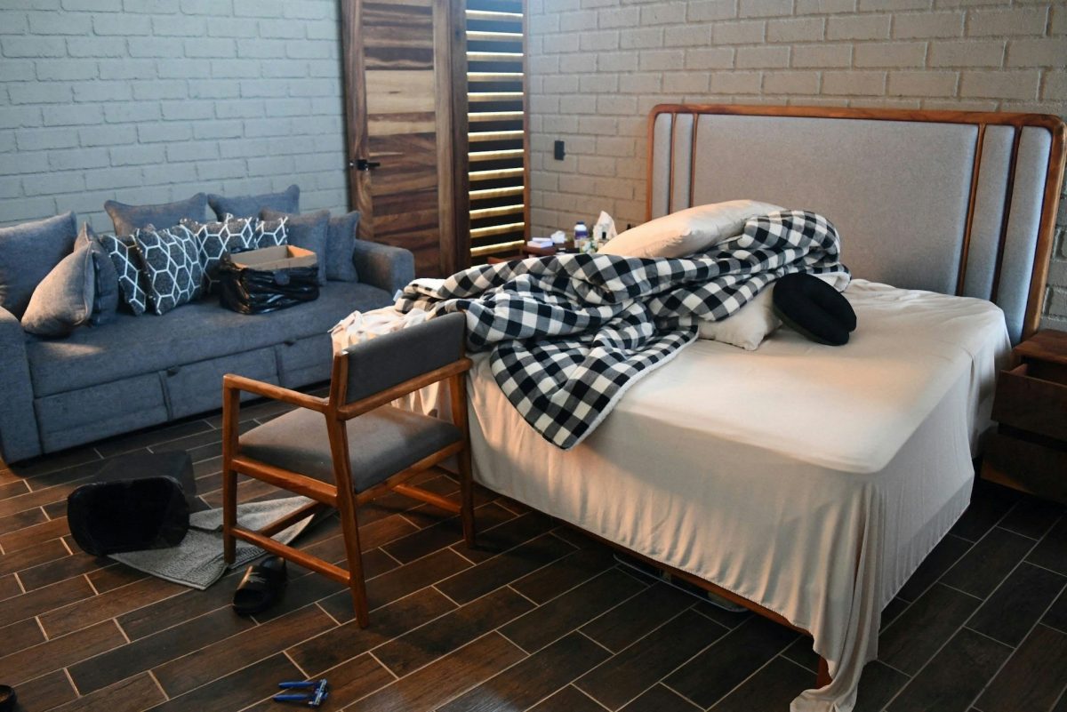people-no people-A-bedroom-A-messy-B-sofa-B-checkered blanket-C