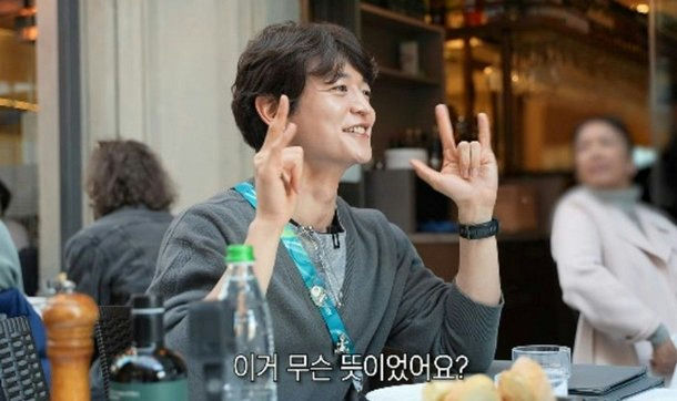 *people-Choi Minho-gesturing-A-smiling-B-restaurant-C*