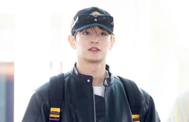 people-Park Ji-hoon-A-baseball cap-A-sunglasses on cap-B-black leather jacket-B-backpack-C-airport fashion