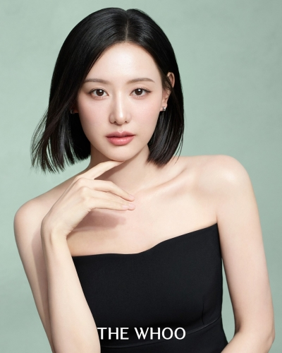 people-Kim Hye-soo-Korean actress-A-stunning-A-black strapless top-B-short black bob-C-soft green background