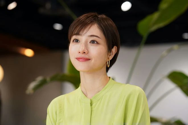 people-Japanese actress/model-Mizuki Yamamoto-short brown hair-lime green collared shirt-gold hoop earrings-indoor setting