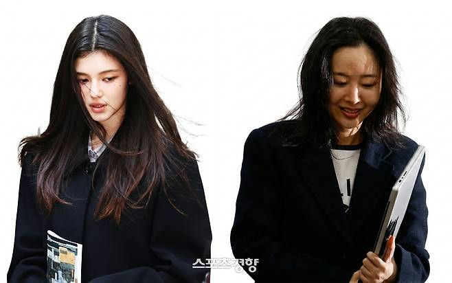 people-Han So-hee and another woman-Black coats-Long dark hair-Holding documents-Smiling softly