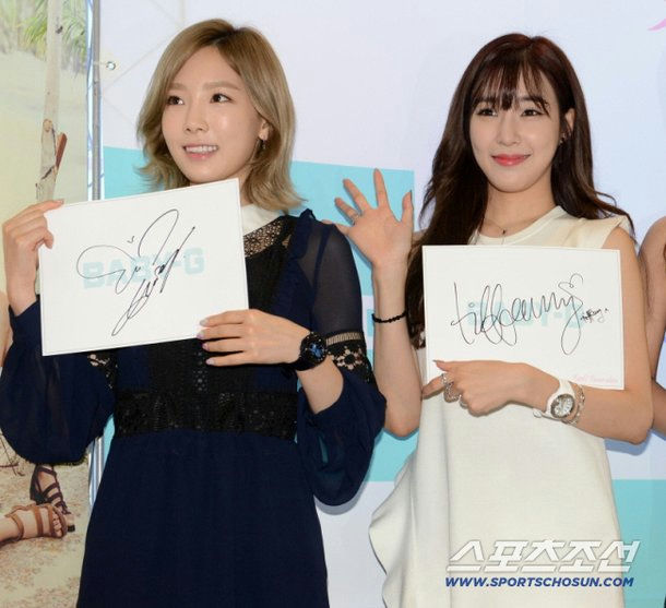 people-Taeyeon-Tiffany-holding-autographed-cards-wearing-dresses-posing-at-event