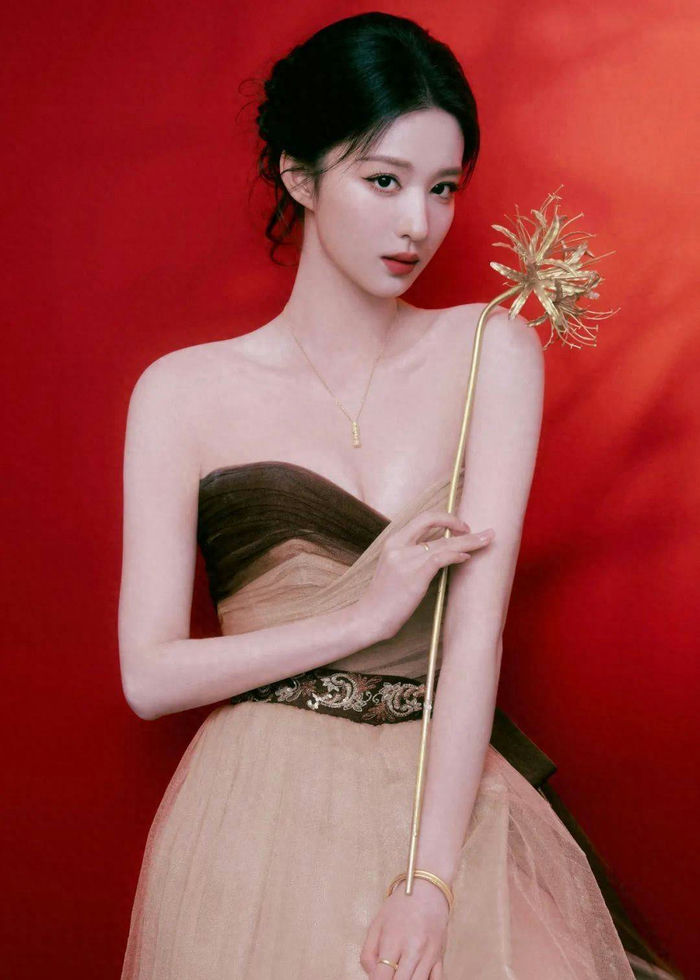 people-Bai Lu-strapless gown-A-red background-B-golden flower accessory-C