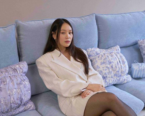 people-Lee Sung-kyung-A-seated-A-light blazer-A-light blue couch-A-black tights