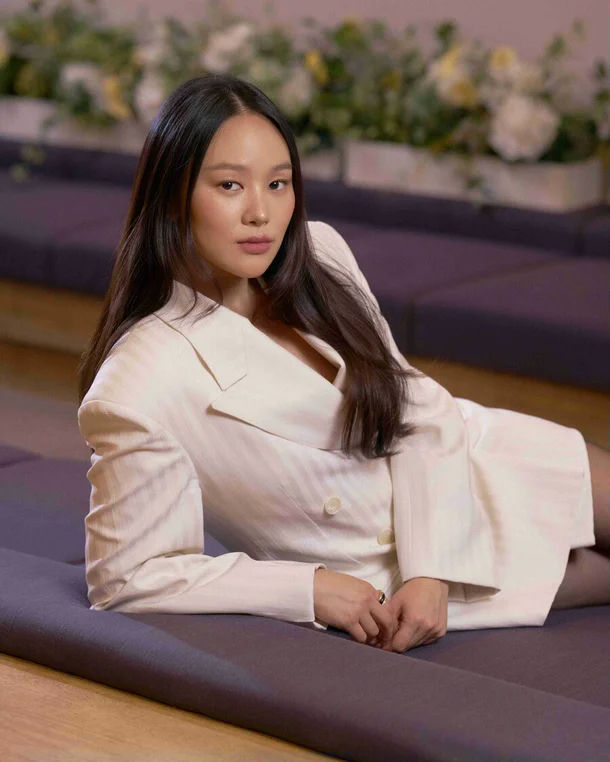 people-Jung Ho-yeon-A-reclining-A-white blazer dress-B-dark long hair-C-indoor setting