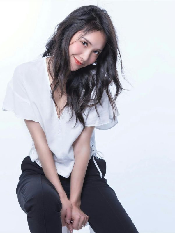 people-Korean-actress-A-Jang-Na-Ra-A-smiling-A-long-dark-wavy-hair-A-white-blouse-A-black-pants