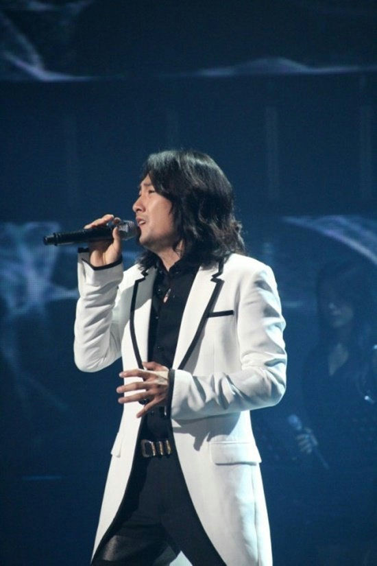 people-Hangeng-singer-A-white-long-coat-A-black-shirt-A-long-black-hair