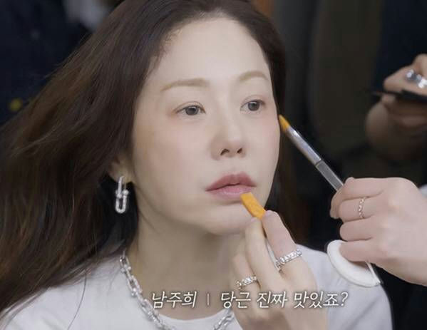 people-Nam Joo-hee-getting-makeup-applied-wearing-jewelry-Korean-celebrity
