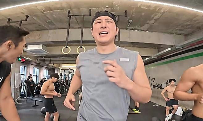 people-Kim Jong-kook-A-gym-A-workout-A-sleeveless shirt-B-muscular-B-sweating-C-fitness-C-exercise