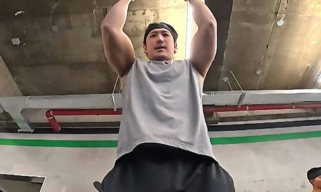 people-Asian man-A-workout-A-gym-A-tank top-B-bandana-C