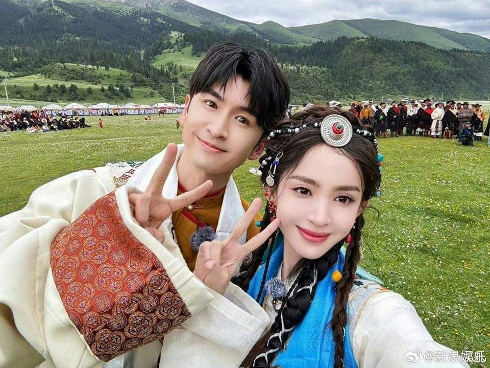 A top Chinese entertainment blogger revealed that Guli Nazha has visited Zhang Yunlong’s home to meet his family. The disclosure has sparked speculation that the pair may have reconciled after a period of relationship troubles.