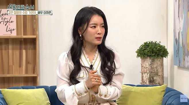 people-Lee Ha-eun-interview-A-Korean actress-A-white blouse-A-long black hair-A-indoor setting