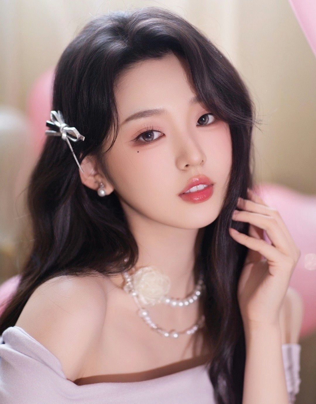 people-Chinese Celebrity-K-pop Idol-female-elegant-soft makeup-pearl necklace-silver bow hair clip