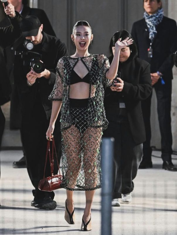 people-Jennie Kim-fashion-A-beaded-dress-A-paparazzi-A-waving