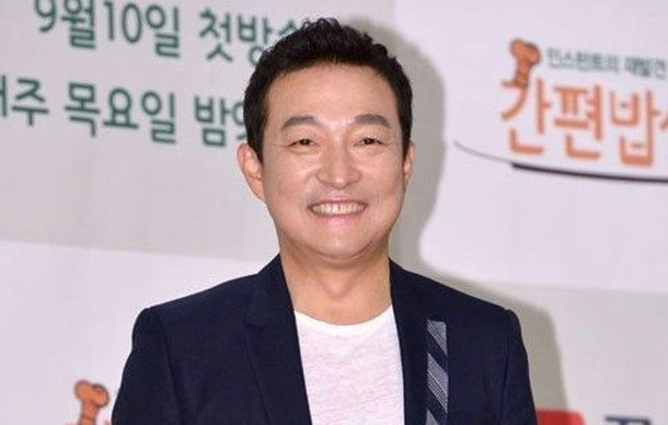 *people-Kim Gura-smiling-A-suit jacket-B-Korean text background-C*
