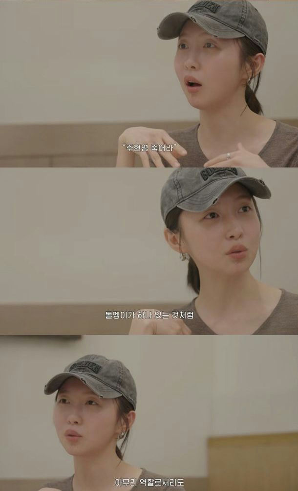 people-person in a baseball cap-talking-Korean subtitles-expression of surprise/concern-casual clothing