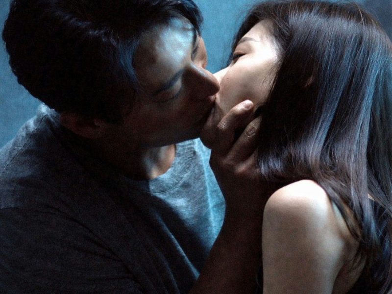 people-A-kissing-A-man-A-woman-A-intense-A-dark-lighting