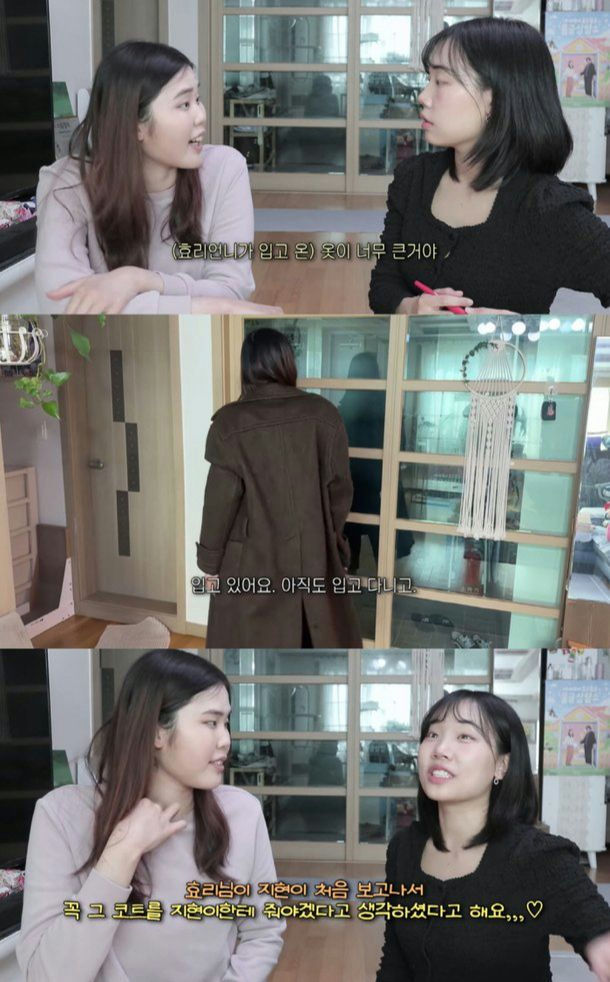 people-Two young women-Indoor setting-Woman on the left talking-Woman on the right listening-Middle panel shows a person from behind wearing a large coat-Korean text captions-Woman on the left has long brown hair and is wearing a light-colored top-Woman on the right has short black hair and is wearing a black textured top