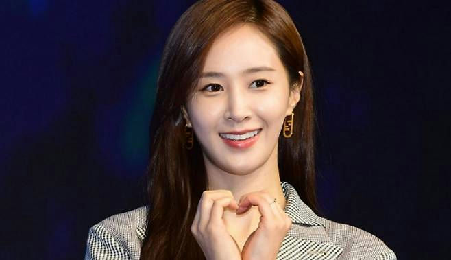 people-Yuri (K-pop idol)-A-smiling-A-heart hands gesture-A-brown hair-A-gold earrings-C