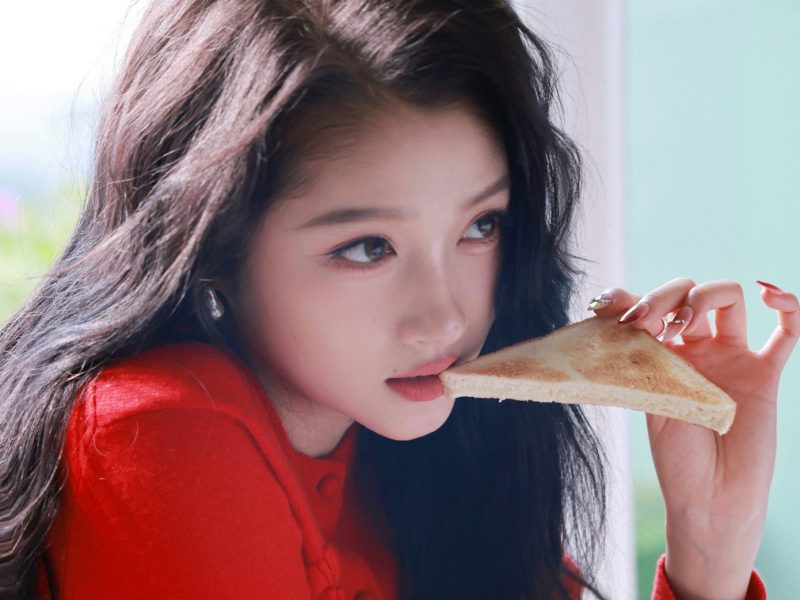 people-Kim Min-ju-A-red sweater-A-holding toast-B-long dark hair-C-eating