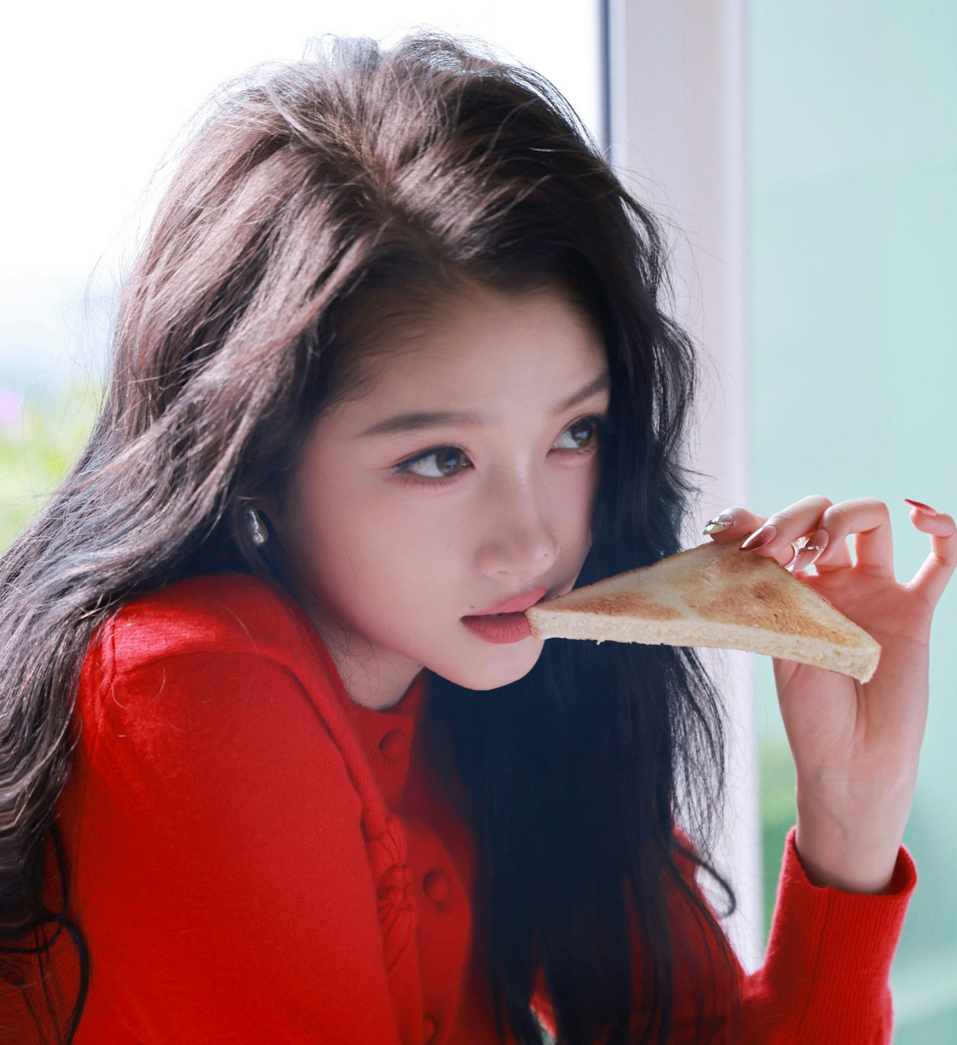 people-Kim Min-ju-A-red sweater-A-holding toast-B-long dark hair-C-eating