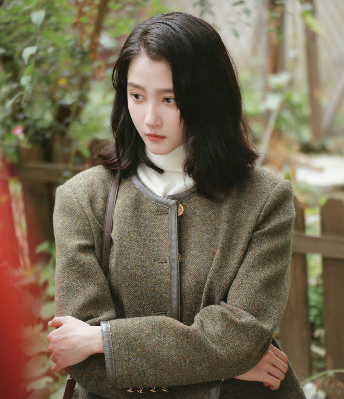 people-Zhao Lusi-Asian female-A-tweed jacket-A-white turtleneck-B-outdoor setting-C-pensive expression