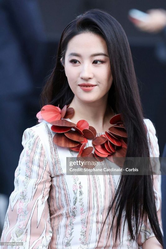 liu yifei paris fashion week outfit ejia2kryrl6ypwg1lwwx-0ry-kudyqplzl-zwveksv4-liu-yifei-paris-fashion-week-outfit