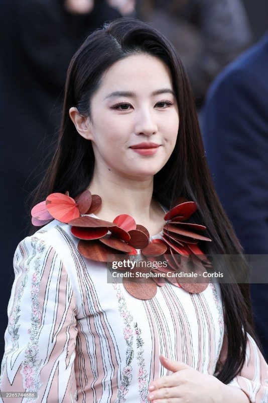 liu yifei paris fashion week outfit zgcqyjdcnx-shrfnmbfdwxv9i4j8kuetyaadagrgeoi-liu-yifei-paris-fashion-week-outfit