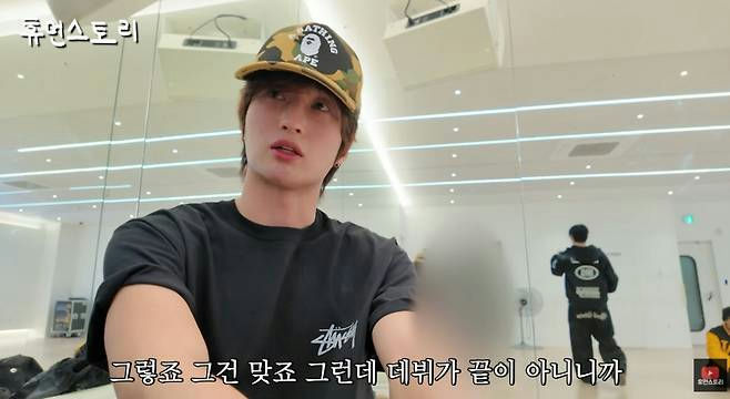 people-Kim Jaejoong-A-camouflage BAPE hat-A-black Stussy t-shirt-A-Korean subtitle-A-dance practice room