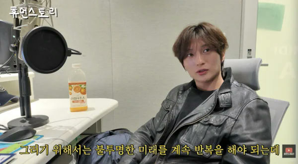 people-Kim Junsu-recording studio-A-orange juice-B-black leather jacket-C