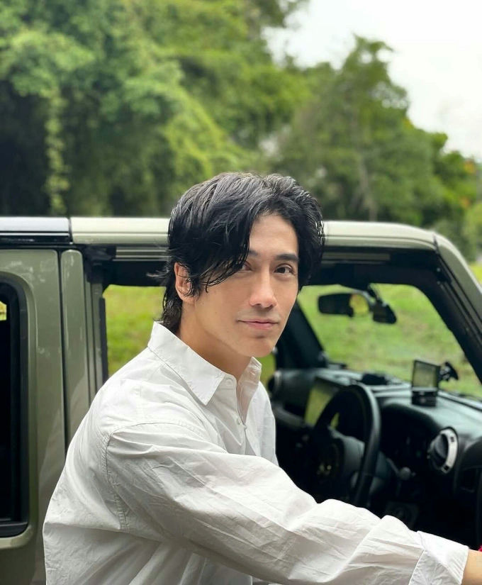 people-Ken Ma-A-white collared shirt-A-black shaggy hair-B-sitting in a car-C-outdoor background