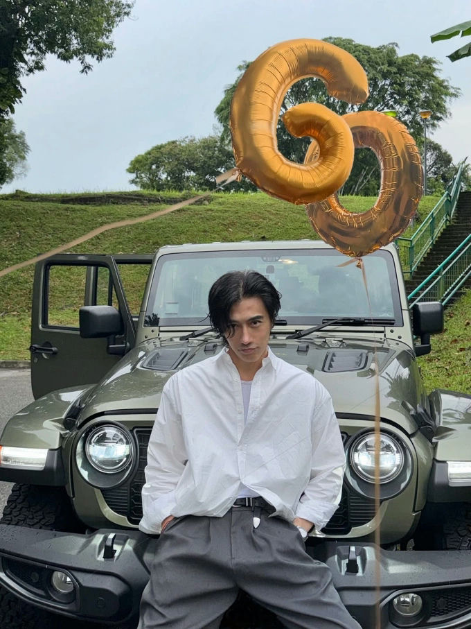people-Godfrey Gao-Jeep Wrangler-gold balloons-60th birthday-outdoor setting