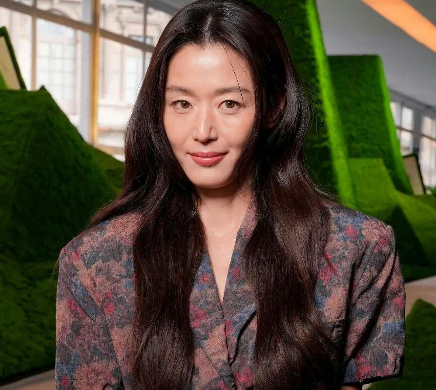 people-Jun Ji-hyun-smiling-A-long dark hair-B-floral patterned jacket-C-green textured background