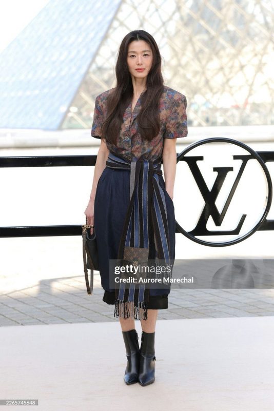 people-Jun Ji-hyun-Louis Vuitton fashion show-Louvre Pyramid-Louis Vuitton logo-floral blouse-navy skirt-black ankle boots
