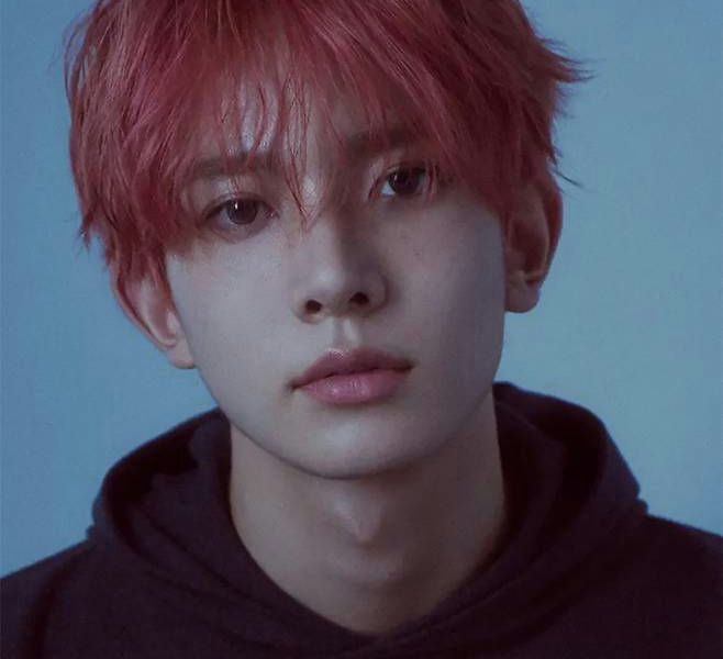 people-Heeseung (ENHYPEN)-pink hair-A-hoodie-A-close-up portrait-A-blue background