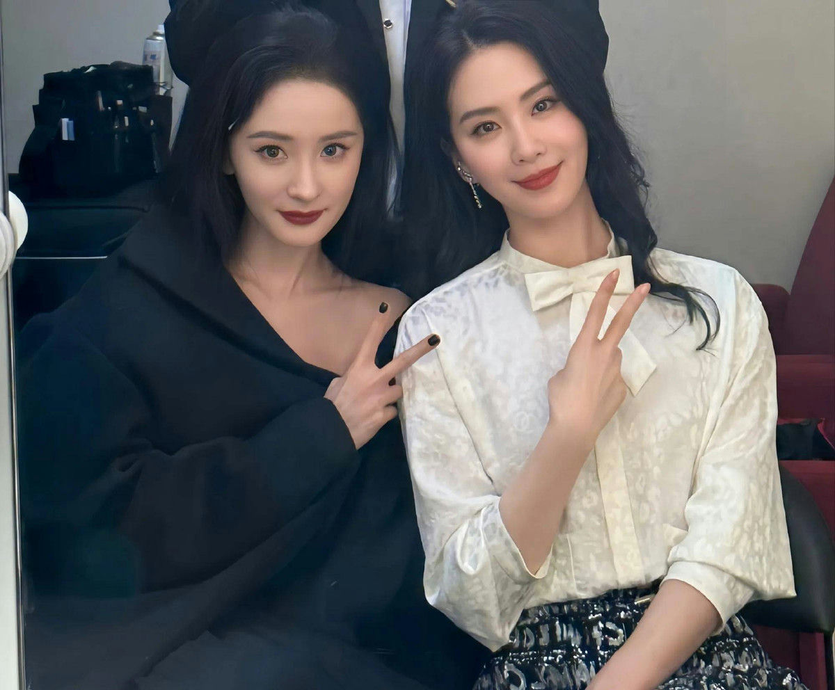 people-Yang Mi-actress-female-posing-peace sign-black outfit-white blouse