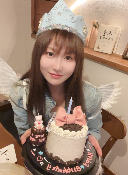 people-woman-birthday celebration-cake-crown-angel wings