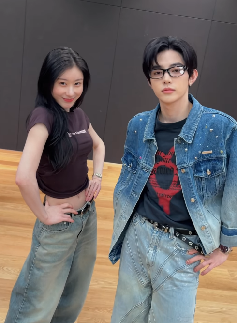 people-Chaeryeong (ITZY)-K-pop idol-Male companion-Denim outfit-Cropped top