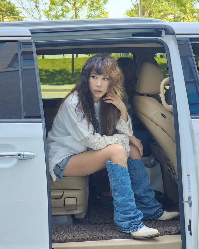 people-CL-Kim Hyo-yeon (Hyoyeon)-A-sitting in car-B-denim leg warmers/chaps-C-white shirt