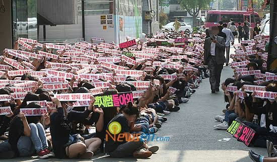 people-A-protest-A-sitting-A-roadblock-A-Park-Geun-hye-B-slogan-B-banners-B-street-C