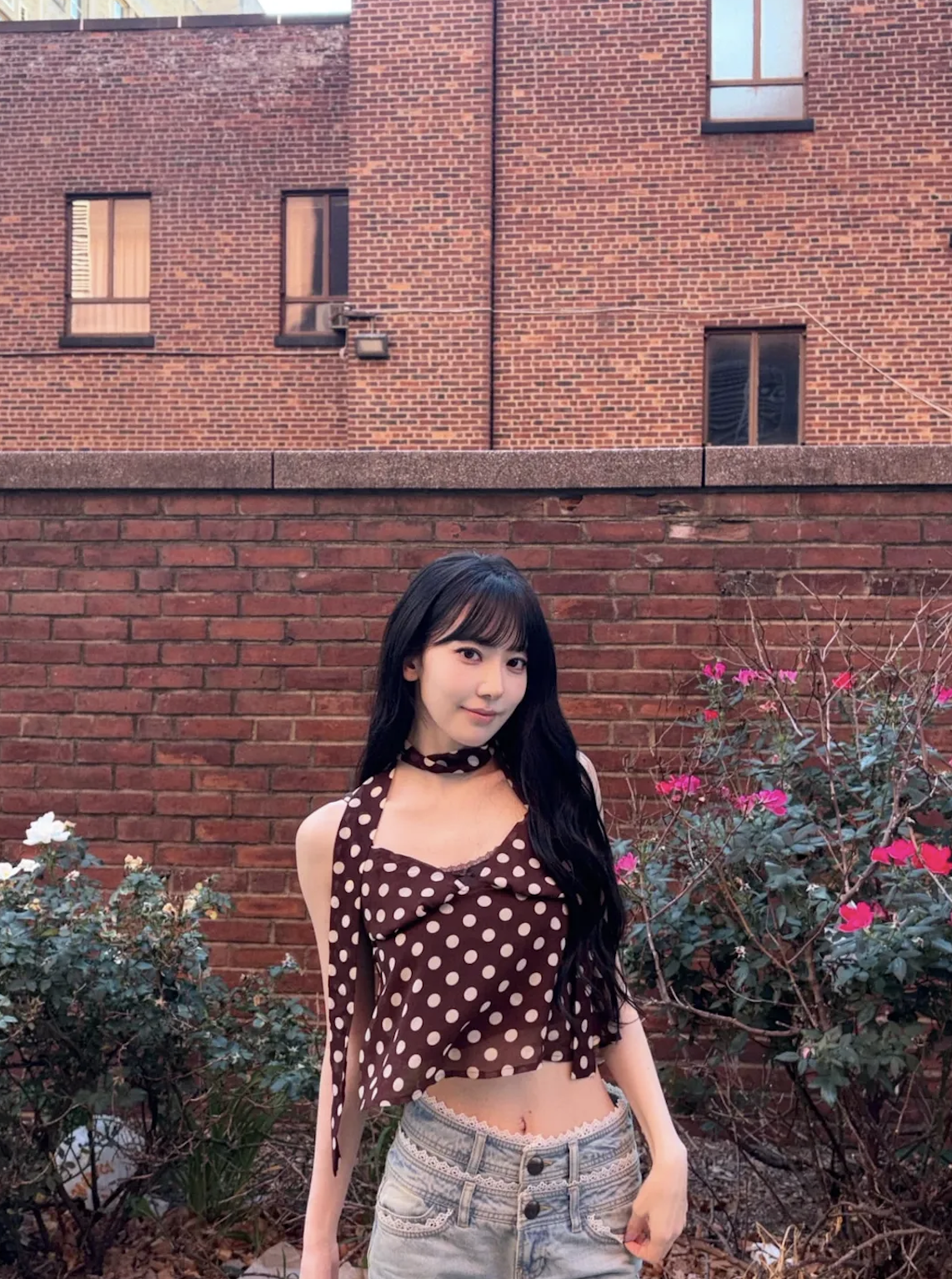 people-Kim Chae-won-A-polka dot top-A-low-rise jeans-B-brick wall-C-outdoor setting